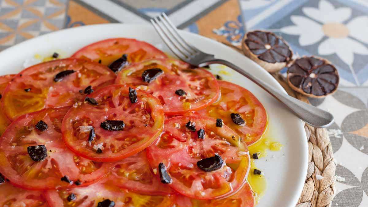 El mejor tomate aliñado lleva ajo negro