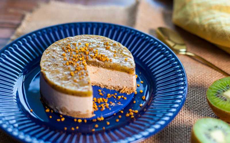 Tarta de queso con kéfir con cobertura de kiwi