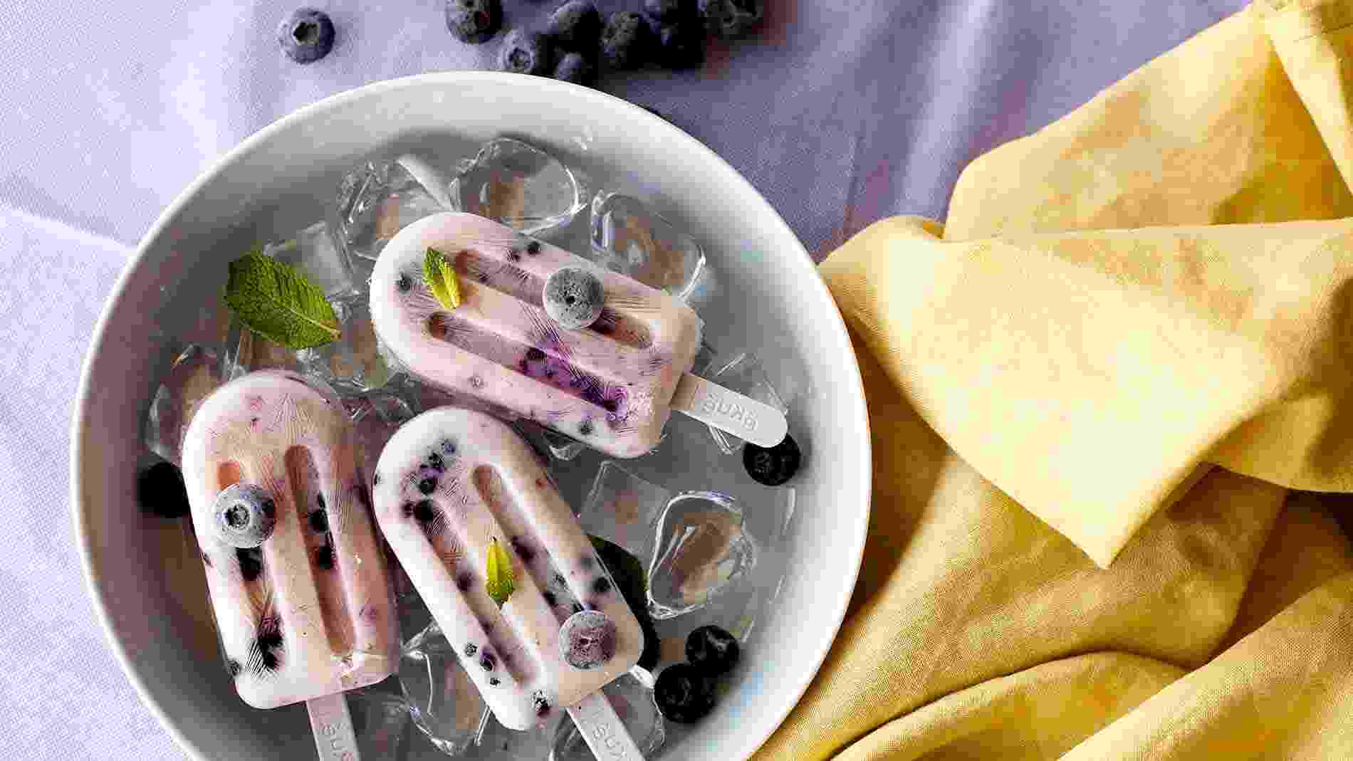 Refrescantes y nutritivos polos de yogur y frambuesa