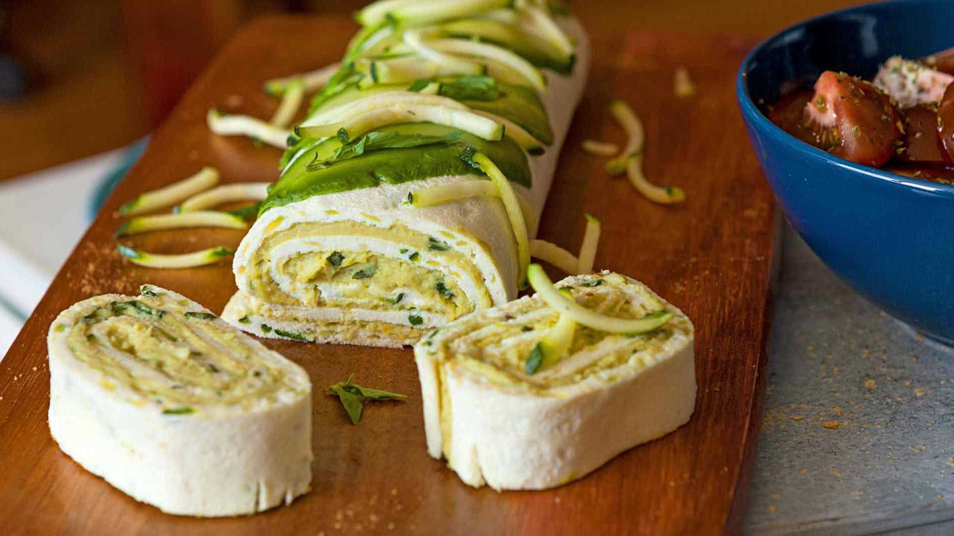 Brazo de gitano 'fit' con hummus de aguacate