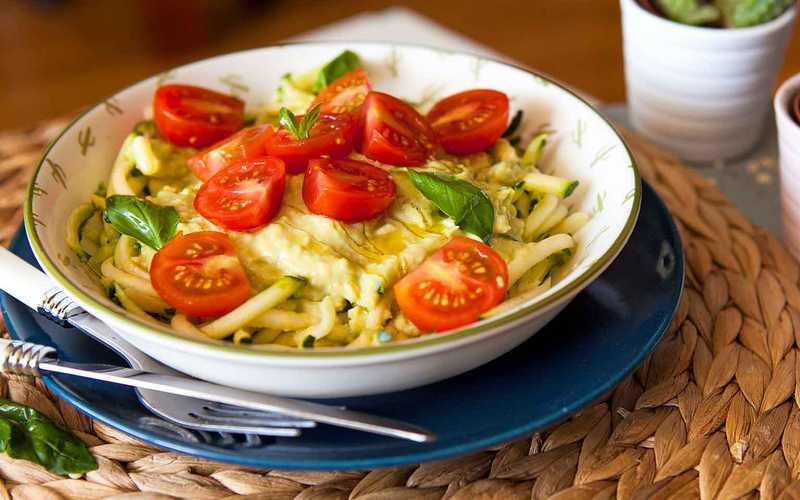 Zoodles: espaguetis de calabacín con salsa de aguacate