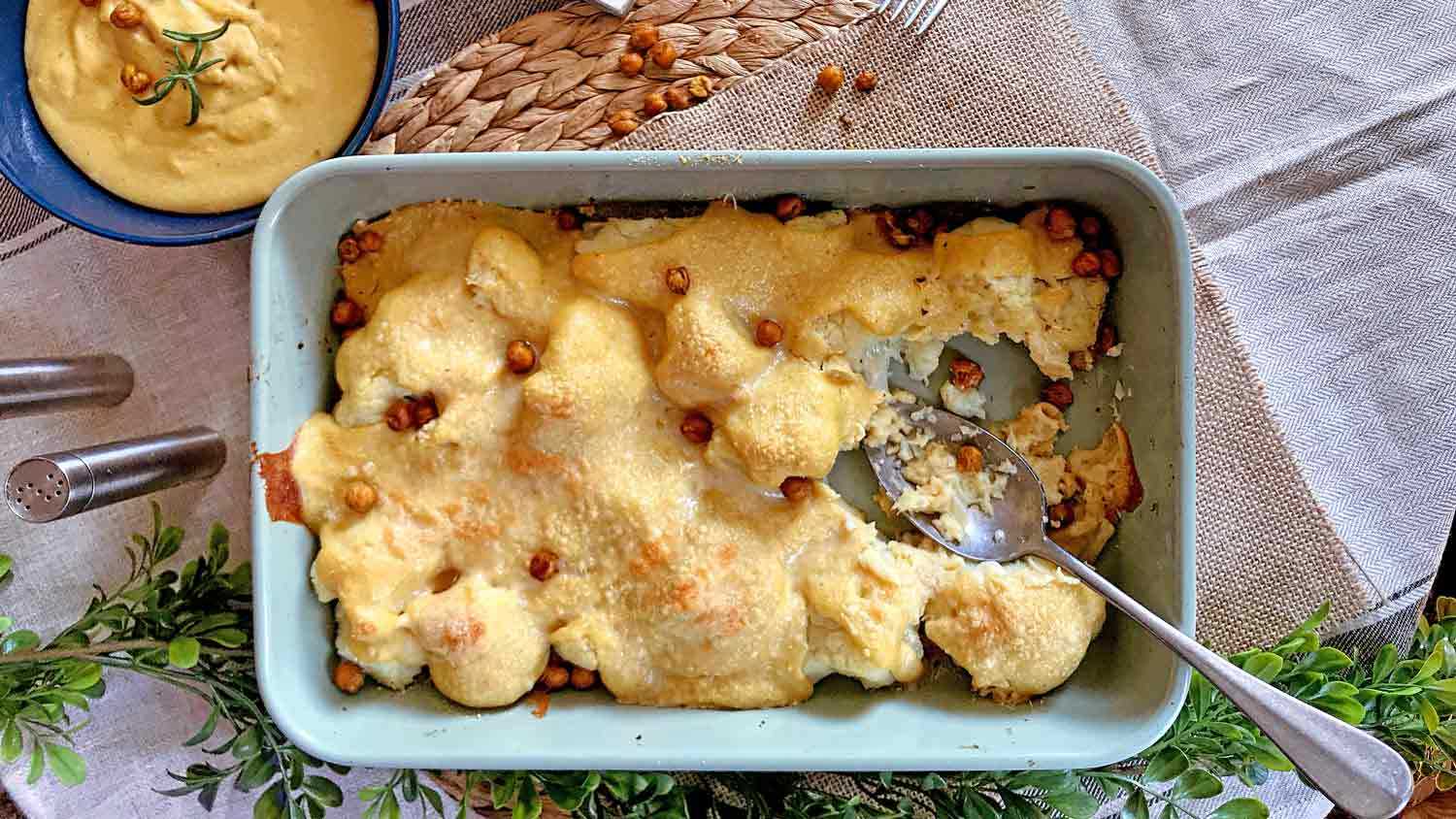 Coliflor al horno gratinada con bechamel de garbanzos